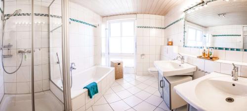蒂克海姆hirsch in pink - wohnen wie zuhause的白色的浴室设有水槽和淋浴。