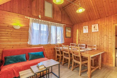 卡布尔Calm chalet close to Cabourg center - Welkeys的客厅配有沙发和桌椅