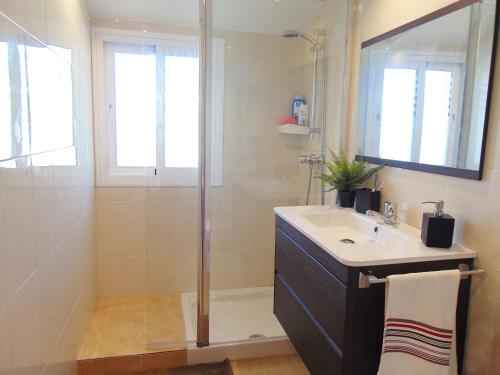 福恩吉罗拉Luxury EL BRILLANTE Apartament的带淋浴和盥洗盆的浴室