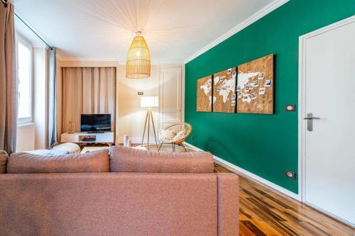 格勒诺布尔Les Antiquaires #CQ的带沙发和绿色墙壁的客厅