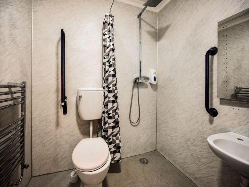 伦敦Epsilon Hotel的浴室配有卫生间、盥洗盆和淋浴。