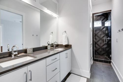 纳什维尔Brio West End的白色的浴室设有2个盥洗盆和淋浴。