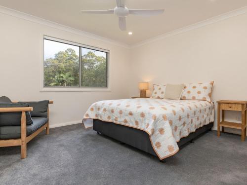 史密斯湖3rd Ridge的卧室配有床、椅子和窗户。