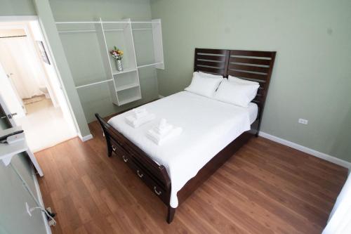 Modern 3 Bedroom Condo In Private Community #5客房内的一张或多张床位