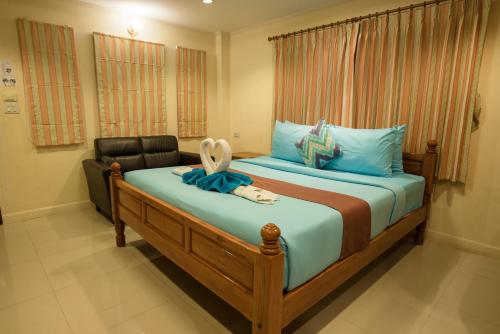 格兰岛Lareena Resort Koh Larn Pattaya的一间卧室配有一张带蓝色床单的床和一把椅子