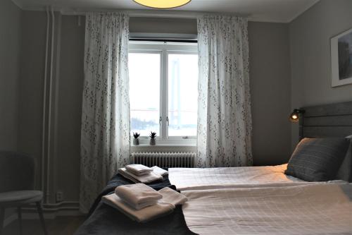 SandöverkenSjövillan Bed & Breakfast的一间卧室配有一张床,上面有两条毛巾