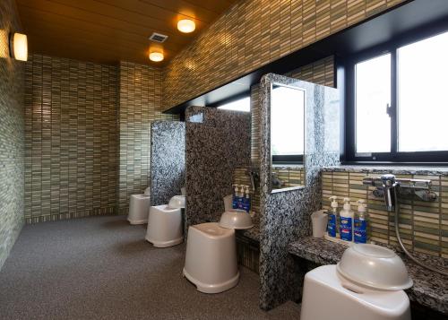 NonoichiManten no Yu Michi no Yado的浴室设有一排卫生间和水槽