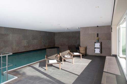 凯图姆Benen-Diken-Hof的客厅,带游泳池