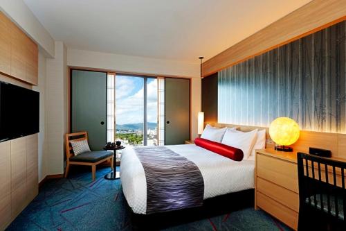 京都京都丽嘉皇家酒店的酒店客房设有一张床和一个大窗户