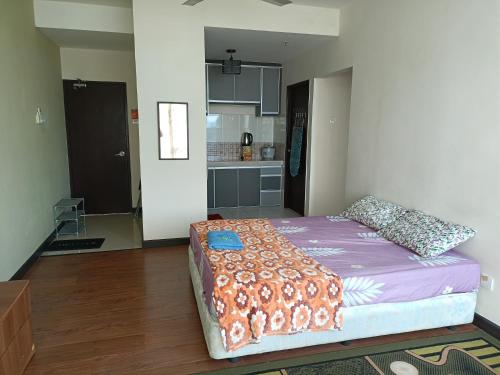 哥打巴鲁Caliph Suite Apartment Homestay Anjung Vista Kubang Kerian的一间卧室,卧室内配有一张大床