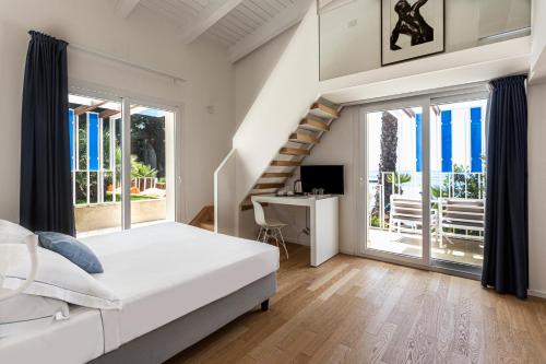 冯塔尼比安奇Calapetra Resort的一间白色的卧室,配有床和楼梯