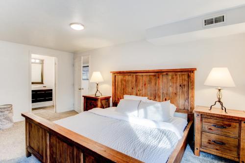 盐湖城Modern Private Whole Unit 4 Bedroom Guest Suite King Bed的一间卧室配有一张大木床和白色床单