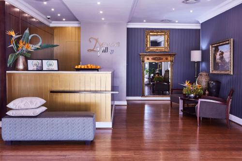 斯泰伦博斯德文郡谷酒店的客厅配有沙发和桌子