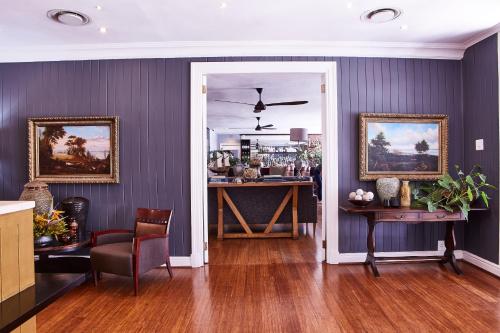 斯泰伦博斯德文郡谷酒店的客厅设有紫色墙壁的酒吧