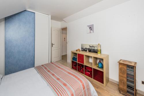 丰特奈·特雷西尼Chambres d'hôtes près de Disney的一间卧室配有一张床和一个蓝色的门