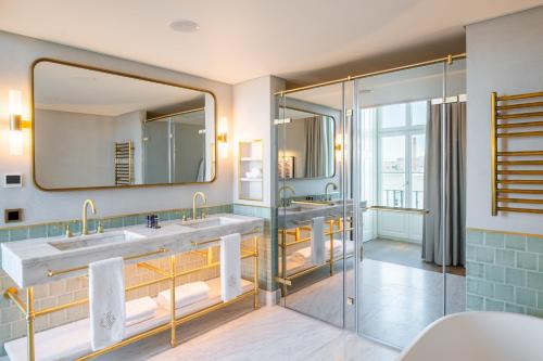里斯本Palácio Ludovice Wine Experience Hotel的浴室设有2个水槽和镜子