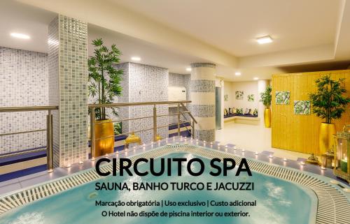 法蒂玛Aurea Fatima Hotel Congress & Spa的大楼内带游泳池的spa室