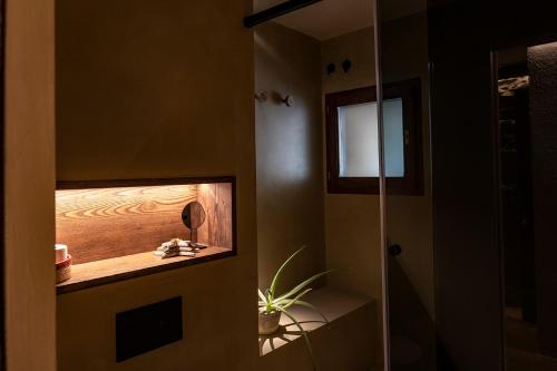 蒙塞尼坎巴林纳酒店的带淋浴的浴室和玻璃门
