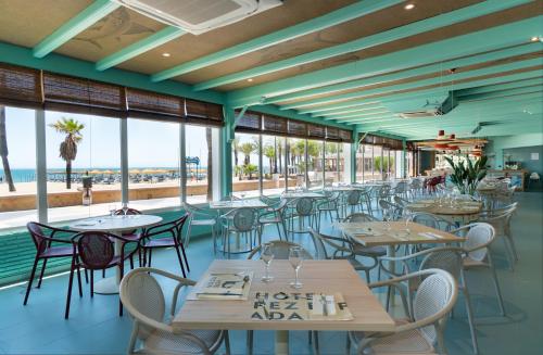 多列毛利诺斯梅德普拉亚剑鱼酒店的一间设有桌椅的海洋餐厅