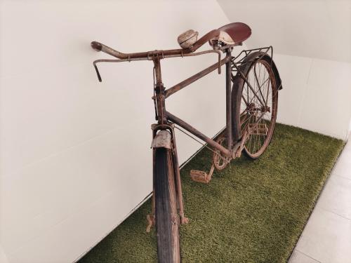 梅里达PIEDRA DE LUNA的陈列在房间的一辆旧自行车
