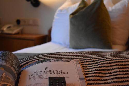 法尔肯堡亚特兰大酒店的一本书,坐在床上,带枕头