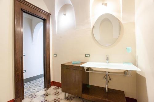 奥罗塞伊Hora Vona的一间带水槽和镜子的浴室