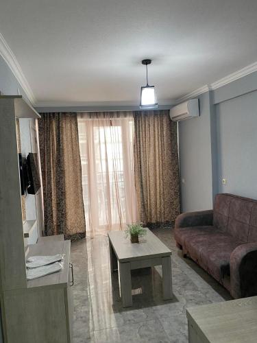 安吉萨sea view rooms in Batumi的客厅配有沙发和桌子