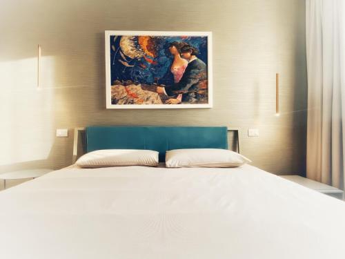 佩斯卡拉Borgomarino 32的一间卧室配有一张壁画床