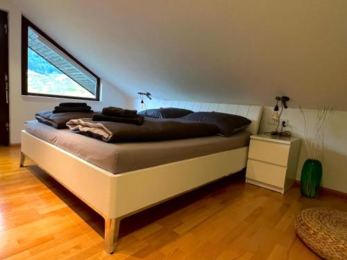 策尔阿姆哈尔梅尔斯巴赫Black Forest Appartement - Brandenkopfblick的窗户客房内的一张大床