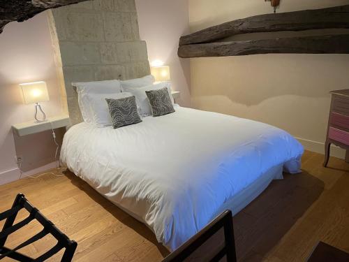 马尔赛Le Cottage d'Eleanor gîte de charme avec spa Jacuzzi privé的卧室配有一张带两个枕头的大白色床