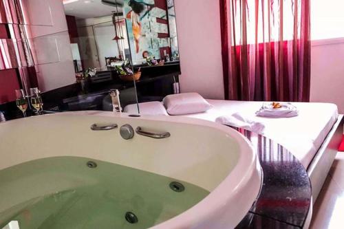 阿雷格里港Taikô Motel by Drops的带浴缸的浴室和水槽