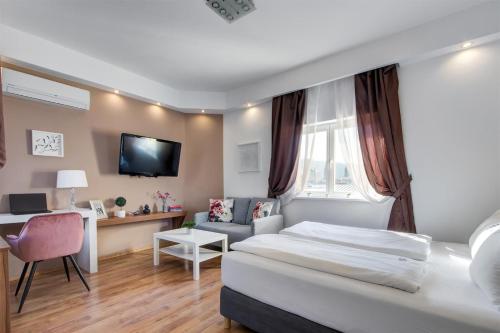 布达佩斯Premium Studio Szervita Square的配有一张床和一张书桌的酒店客房
