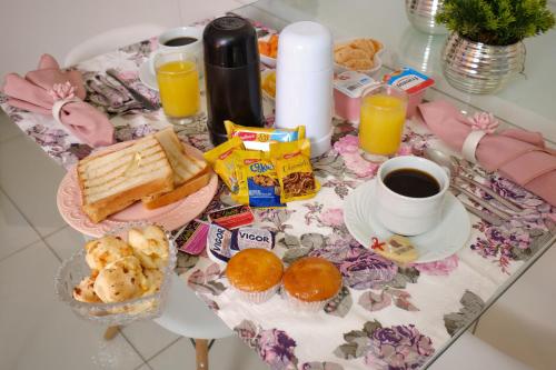 卡斯卡韦尔Motel Sedución (Adults only)的包括早餐食品和咖啡的早餐桌