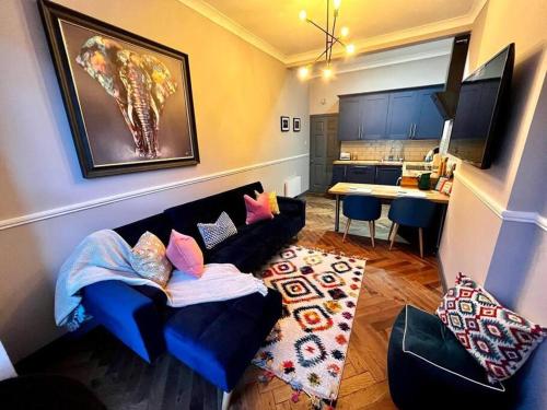 格拉斯哥Stunning 1 bed Apt in West End的带沙发的客厅和厨房