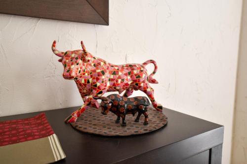阿尔勒Margaillan - Parking - Jardin - Clim的桌子上一头公牛的雕像