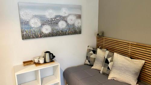 塞里亚泰Foresteria Green House的客厅配有沙发和墙上的绘画