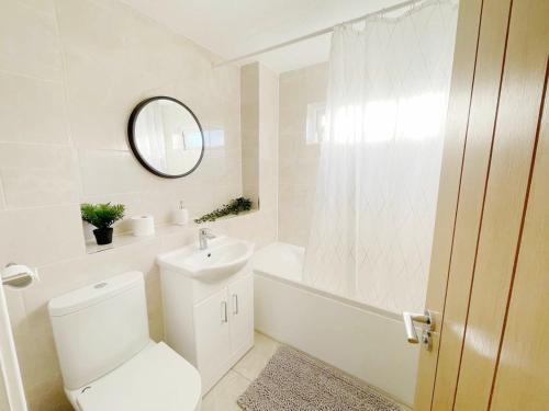 牛津Oxford city centre house/walkable to University的白色的浴室设有卫生间、浴缸和水槽。