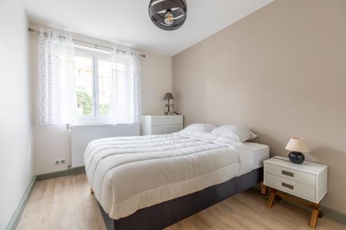 维希STANDING THERMES Confort的白色的卧室设有一张大床和一个窗户