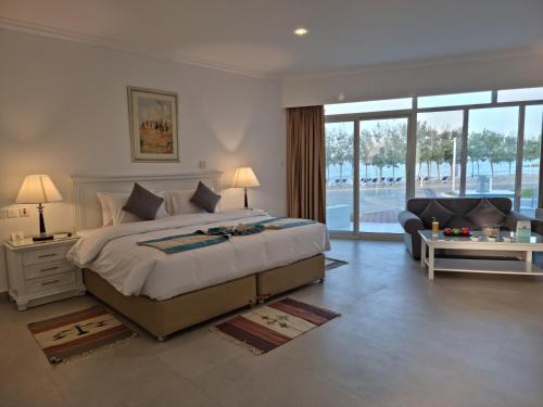 迪巴Holiday Beach Resort的一间带大床的卧室和一间客厅