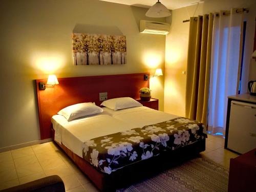 卡尔扎迈纳菲利波斯公寓酒店的一间卧室,卧室内配有一张大床