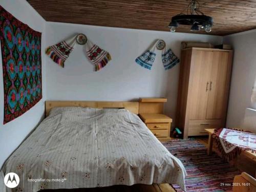 阿列谢尼Casa Sașilor的一间卧室配有一张床和一个梳妆台