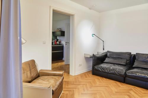 代德斯海姆Gemütliche Wohnung mit Balkon的客厅配有沙发和椅子