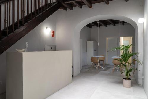 圣克鲁斯-德拉帕尔马HosteLit, Capsule Hostel的客厅设有楼梯和桌子