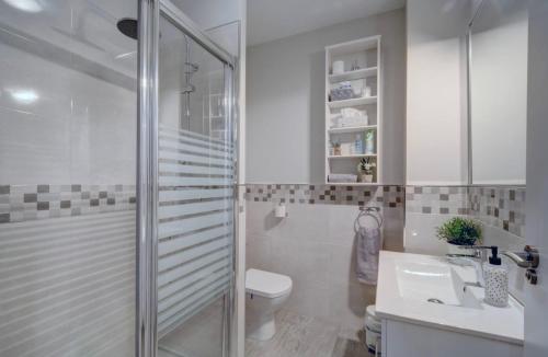 隆达13 Avenida Andalucía的带淋浴、卫生间和盥洗盆的浴室