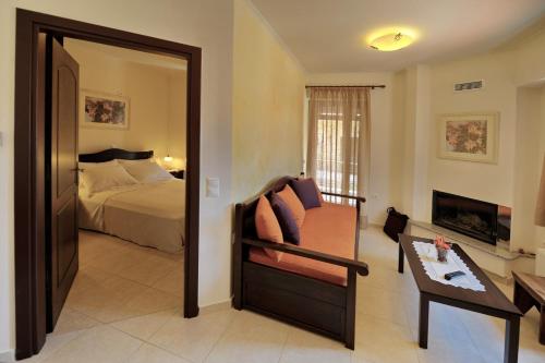 Kiriákion帝安托宾馆的一间卧室配有一张床、一把椅子和一张桌子