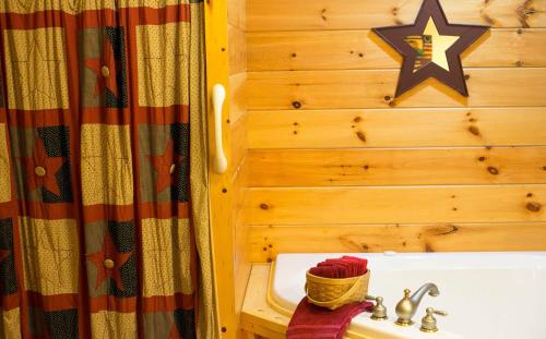 柏林Blessing Lodge by Amish Country Lodging的墙上有水槽和星星的浴室