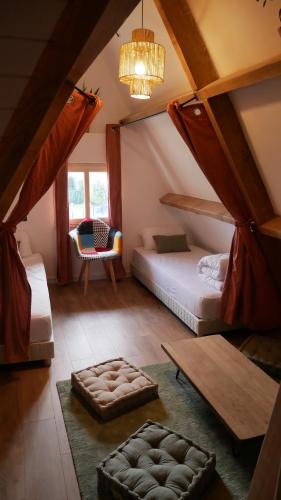 圣皮耶尔基贝龙Surf Hostel Quiberon, L'Oyat的一间卧室配有两张床、一张桌子和一把椅子
