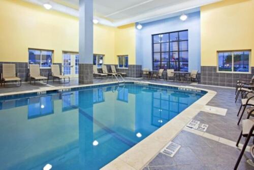 尼亚加拉瀑布尼亚加拉大瀑布智选假日酒店的一个带桌椅的大型游泳池