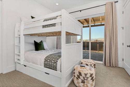 圣乔治Villa 19 - LUXURY GOLF VILLA, BEST VIEW, YEAR ROUND HEATED POOL & HOT TUB!的白色的卧室设有双层床和窗户。