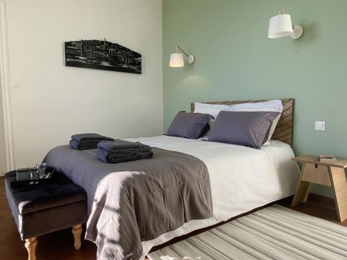 塞特港Le Phare的一间卧室配有一张大床和一把椅子